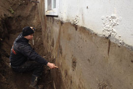 Inspection des fondations d'une maison par les employés d'Excav-Drain