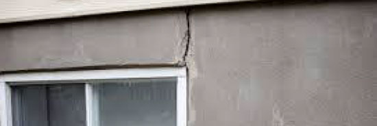 Fissures d'encadrement de fenêtre Fissures d'encadrement de fenêtre en béton à réparer