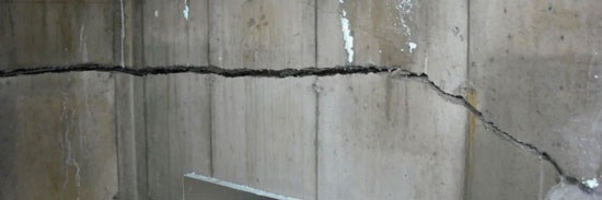 Fissure de fondation en béton Fissure de fondation en béton à réparer avec injection d'époxy ou polyuréthane